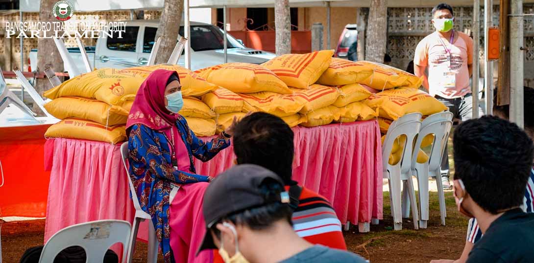MP Alih distributes rice aid in Tawi-Tawi